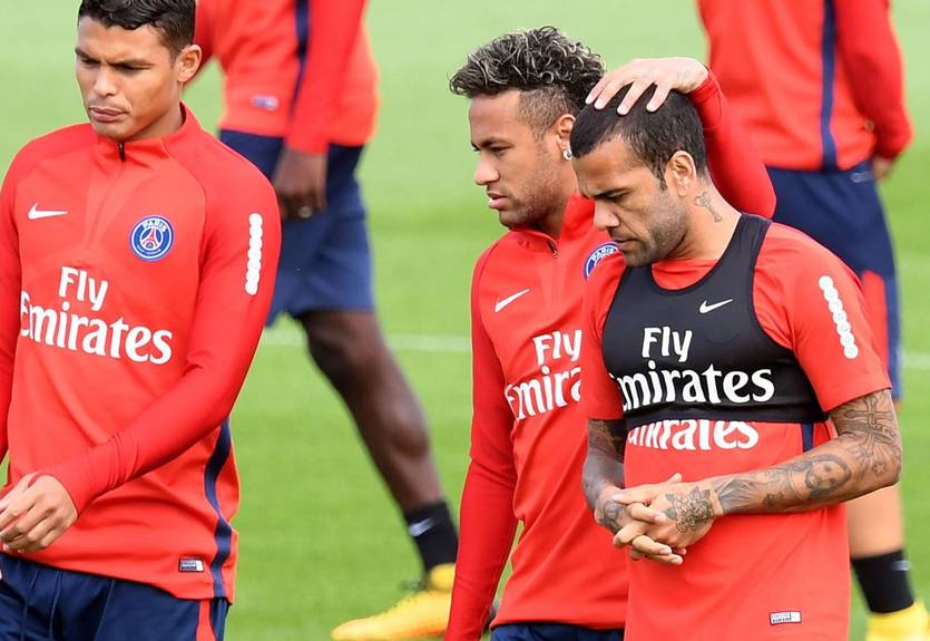 Дани Алвес организовал ужин, чтобы помирить Кавани и Неймара Дани Алвес организовал ужин, чтобы помирить Кавани и Неймара