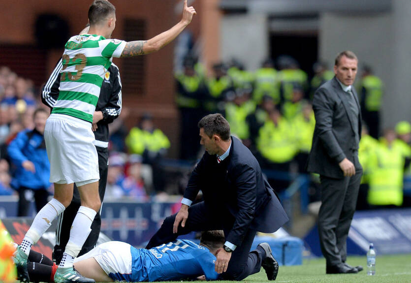 Брутальный шотландский футбол: хавбек Рейнджерс сбил в подкате своего же тренера Брутальный шотландский футбол: хавбек Рейнджерс сбил в подкате своего же тренера