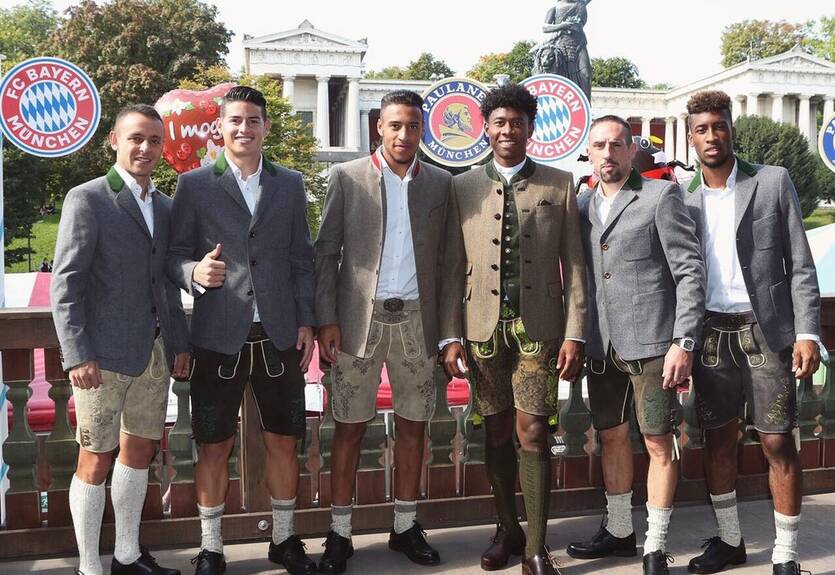 В костюмах и с семьями: футболисты Баварии посетили Октоберфест