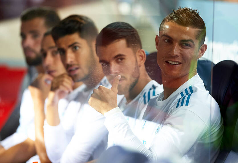 Фанаты Спортинга поиграли на нервах у Барселоны, вывесив плакат с Роналду