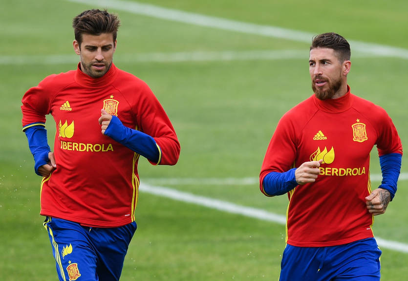 Пике и Рамос поругались из-за ситуации вокруг референдума о независимости Каталонии Пике и Рамос поругались из-за ситуации вокруг референдума о независимости Каталонии