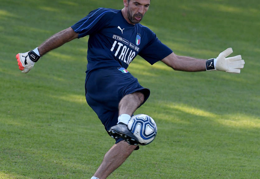 Буффон представил новую форму сборной Италии