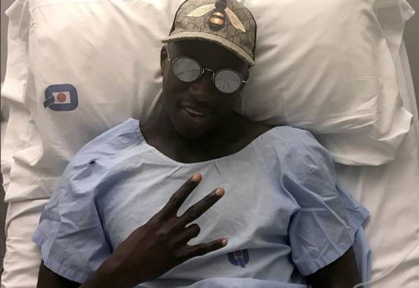 Менди показал жуткий шрам после перенесенной операции