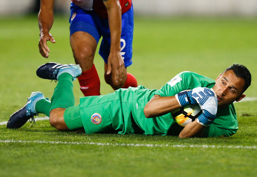 Навас побрил налысо тренера Коста-Рики после выхода на ЧМ Навас побрил налысо тренера Коста-Рики после выхода на ЧМ