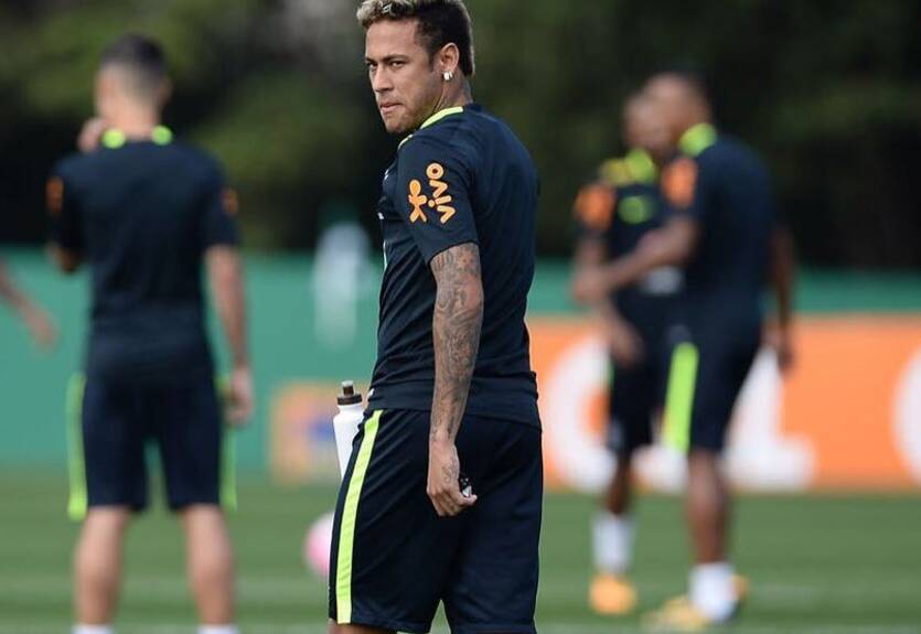 Это вам не песни петь: Неймар побрил наголо новичка сборной Бразилии Это вам не песни петь: Неймар побрил наголо новичка сборной Бразилии