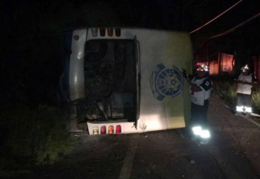 В Мексике перевернулся автобус с футбольной командой