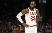 ЛеБрон Джеймс может пропустить первый матч нового сезона ЛеБрон Джеймс может пропустить первый матч нового сезона