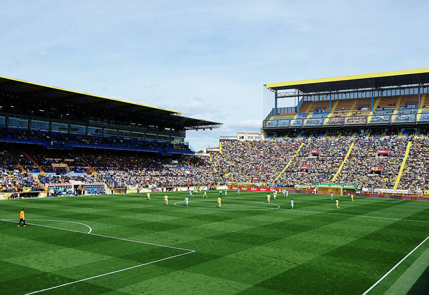 Вильярреал завел на стадионе хищных птиц, чтобы они отпугивали голубей Вильярреал завел на стадионе хищных птиц, чтобы они отпугивали голубей