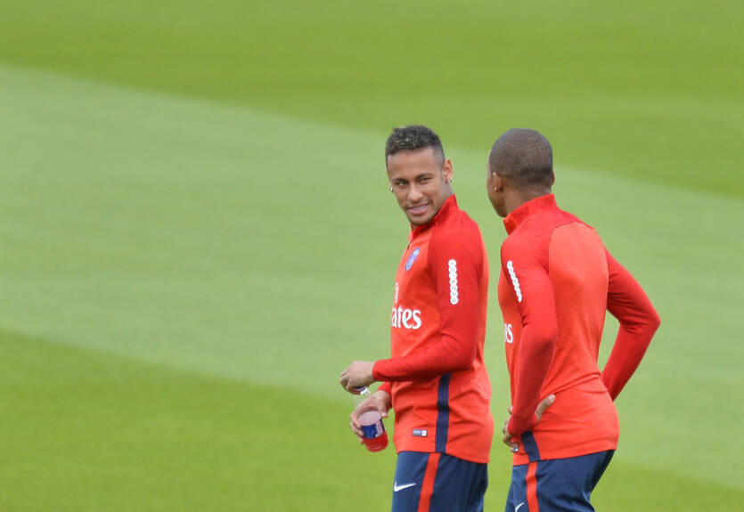 Мбаппе поковырялся в носу у Неймара, чтобы разбудить его