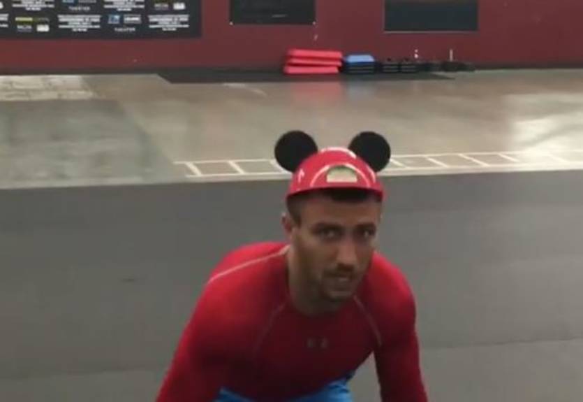 Ломаченко явился в страшном для Ригондо образе Чебурашки Ломаченко явился в страшном для Ригондо образе Чебурашки