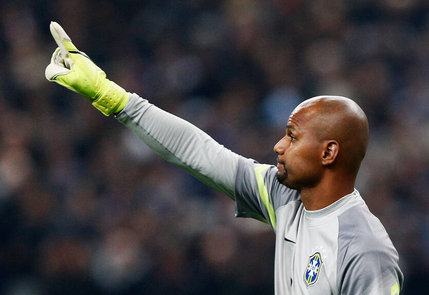 У вратаря сборной Бразилии отобрали автомобиль, угрожая пистолетом