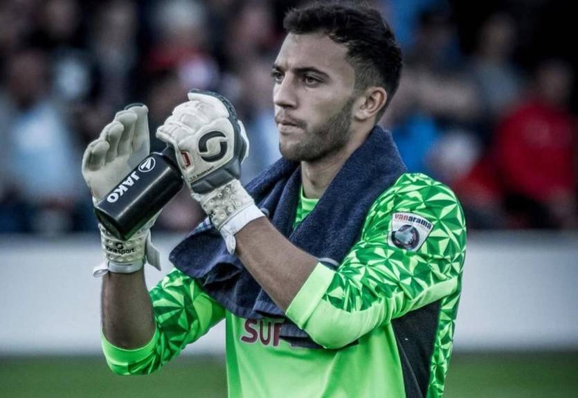 Вратарь английского клуба справил нужду во время матча и получил красную карточку