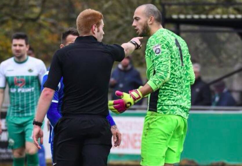 Английский вратарь справил нужду прямо во время матча Английский вратарь справил нужду прямо во время матча