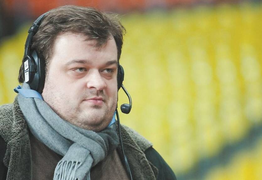 Известный российский комментатор упал со стула в прямом эфире Известный российский комментатор упал со стула в прямом эфире