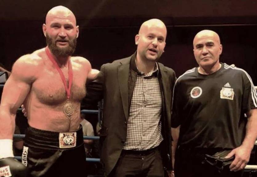 Украинец Головащенко нокаутировал 51-летнего ветерана