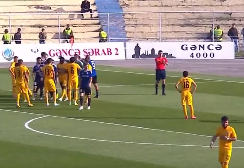 Очень честный футболист признался, что на нем не было фола, и судья отменил пенальти