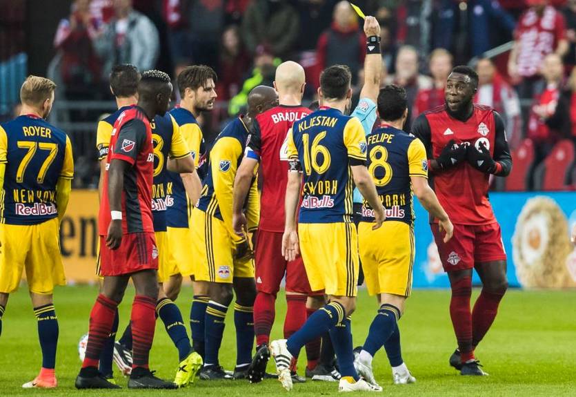 Американский футболист подрался с разъяренными фанатами