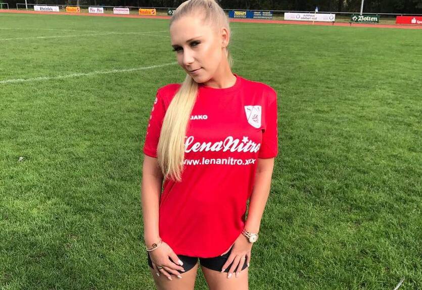 Немецкому клубу запретили рекламировать актрису фильмов для взрослых