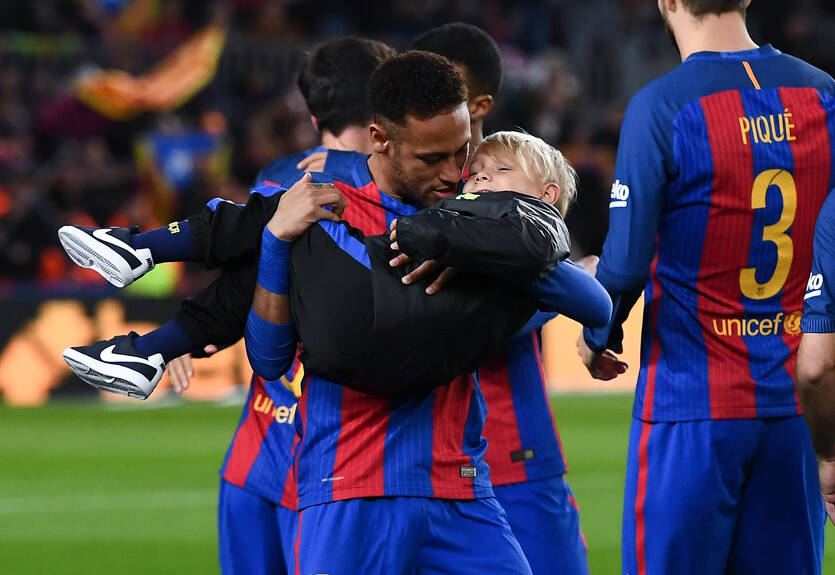 Неймар взял сына и поехал на переговоры в Барселону