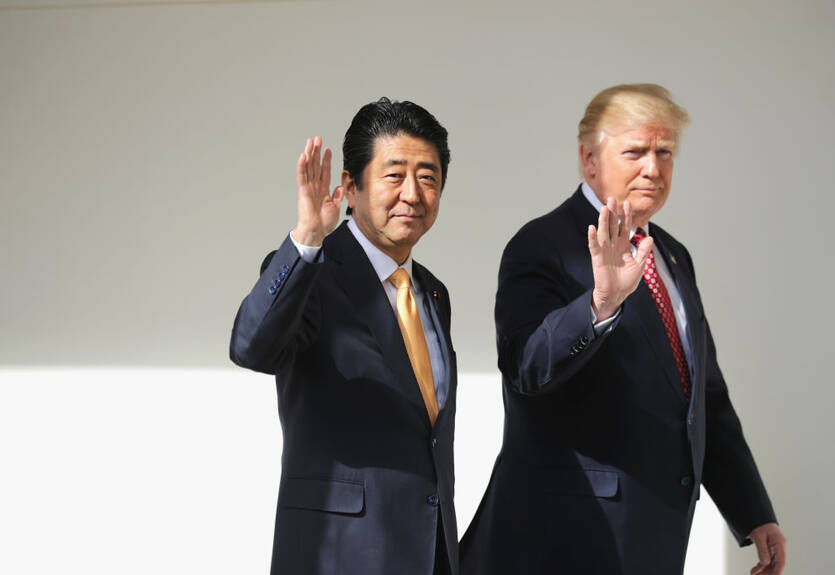 Премьер Японии оконфузился во время игры в гольф с Трампом