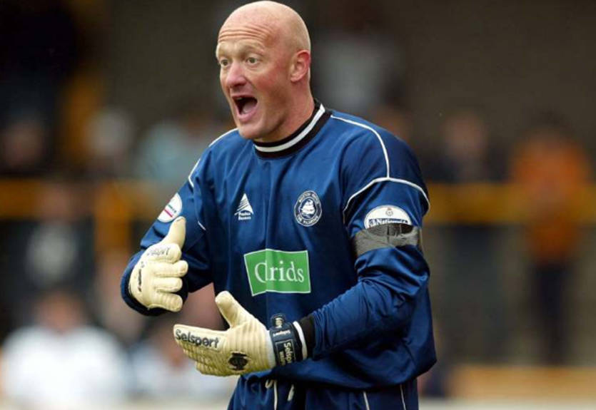 Вратарь английского клуба обновил мировой рекорд по количеству сыгранных матчей Вратарь английского клуба обновил мировой рекорд по количеству сыгранных матчей