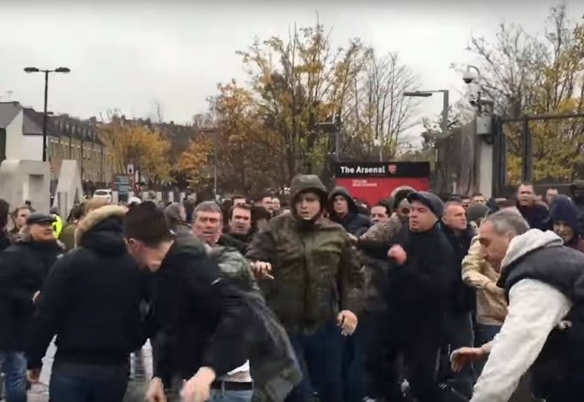 Фанаты Арсенала и Тоттенхэма устроили массовую драку после матча