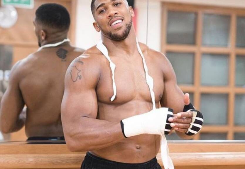 Джошуа провел тренировку на вертолетной площадке небоскреба в Дубае