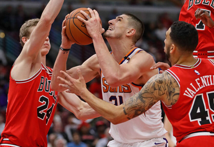 Лень сделал дабл-дабл и помог Финиксу победить Чикаго Лень сделал дабл-дабл и помог Финиксу победить Чикаго