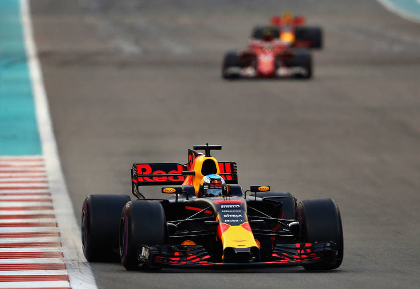 Количество обгонов в Формуле-1 в 2017 году снизилось почти в половину Количество обгонов в Формуле-1 в 2017 году снизилось почти в половину