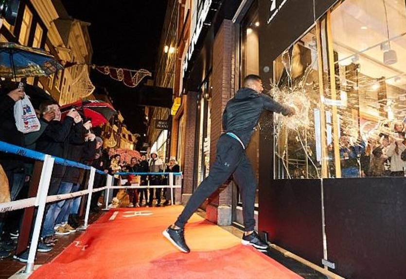 Джошуа кулаком разбил окно магазина в Амстердаме