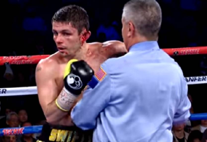 Боксер получил шокирующую травму уха во время боя