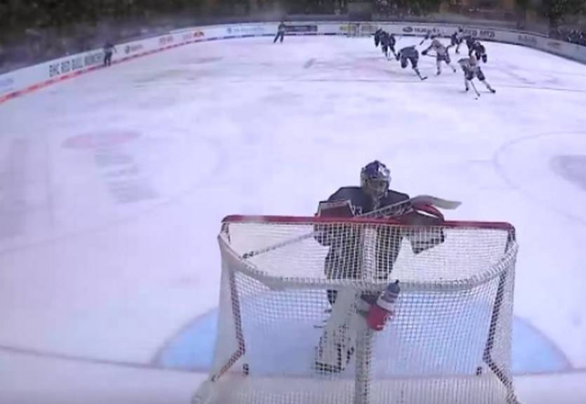 Хитрый трюк вратаря из Германии изменил правила хоккея