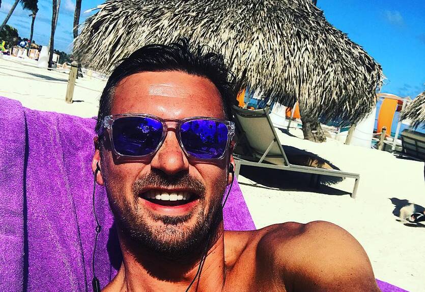 Милевский на курорте спел популярный хит