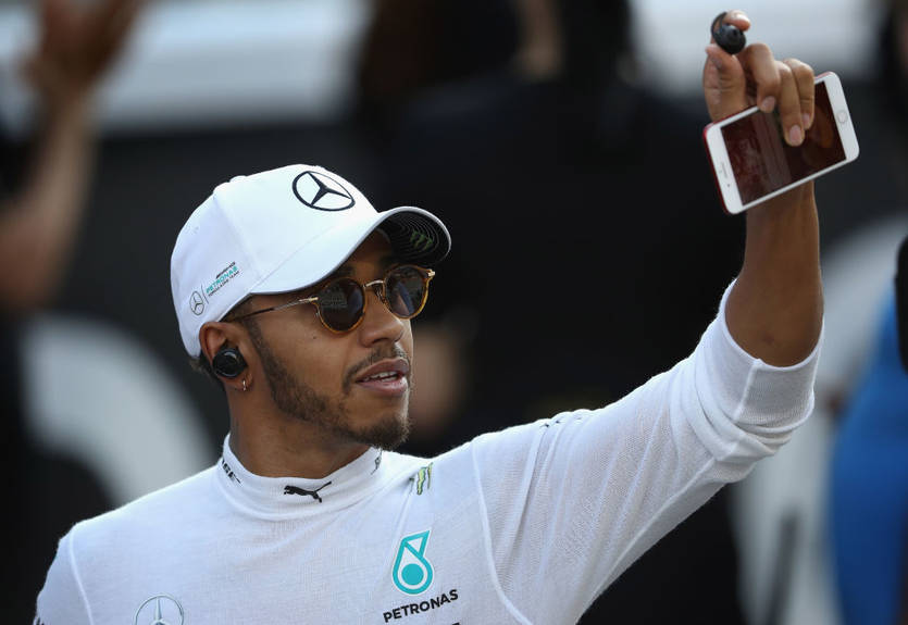 Хэмилтон сыграл на фортепиано на телевидении