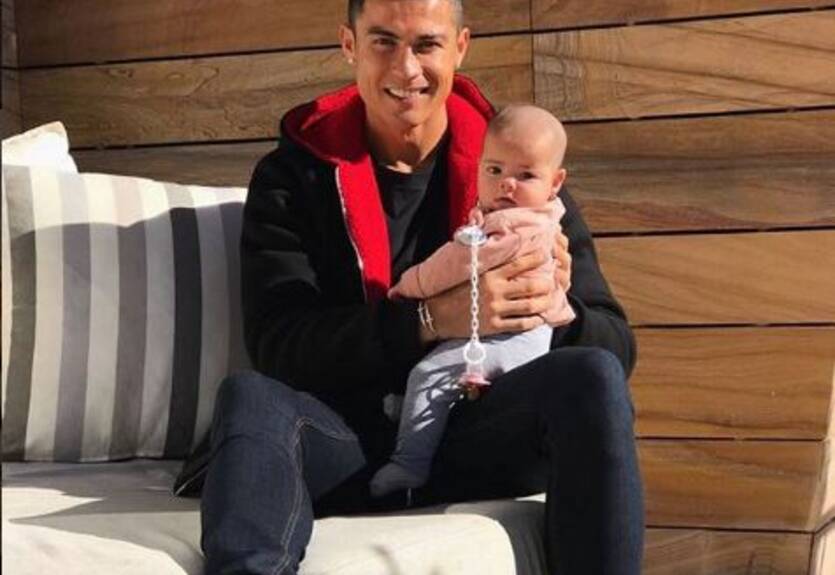Роналду очаровал фанатов фото с детьми Роналду очаровал фанатов фото с детьми