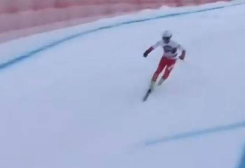 Горнолыжник потерял на старте лыжу, но сумел добраться до финиша