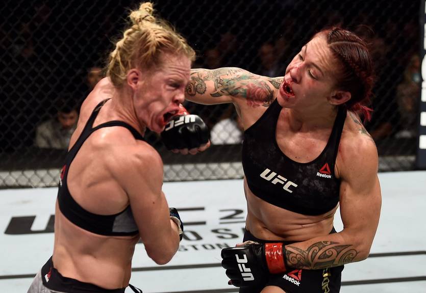 UFC 219: Сайборг защитила чемпионский титул, одолев Холм