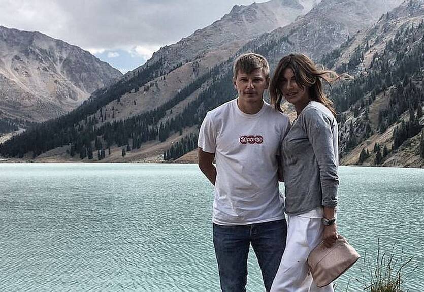 Жена Аршавина устроила дебош на борту самолета и называла себя майором ФСБ