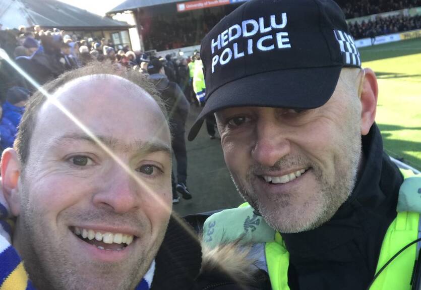 Свой среди чужих: английский полицейский затянул на стадионе песню с фанатами