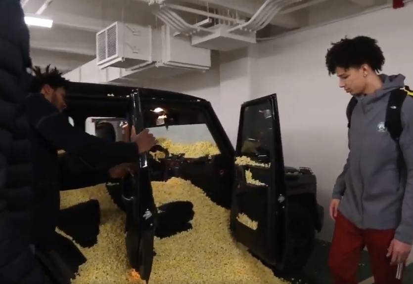 Адетокумбо наполнил автомобиль новичка Бакс попкорном Адетокумбо наполнил автомобиль новичка Бакс попкорном