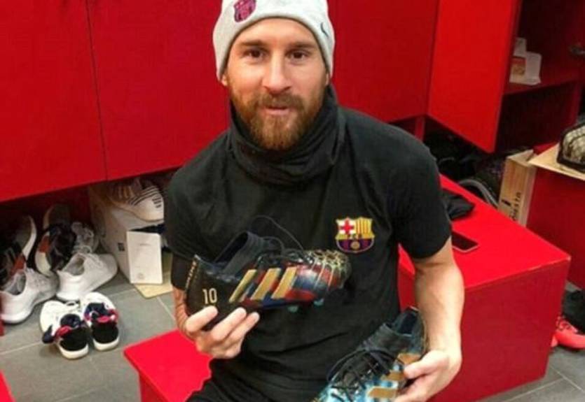 Месси подарили удивительные бутсы, показывающие его карьеру