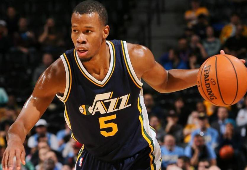 Игрок Юты со злости выбил смартфон из руки болельщика после удаления