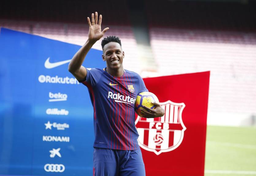 Новичок Барселоны босым ступил на Камп Ноу на своей презентации