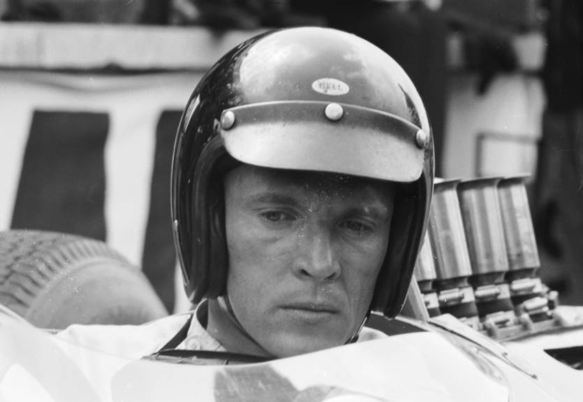 Умер легендарный гонщик, основавший традицию обливаться шампанским на подиуме Умер легендарный гонщик, основавший традицию обливаться шампанским на подиуме