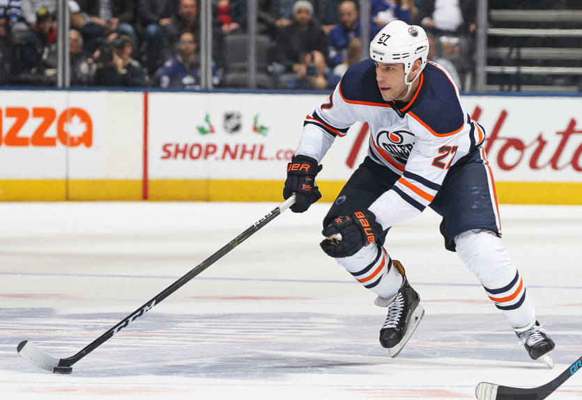 Нападающему Эдмонтона наложили швы после удара коньком в шею