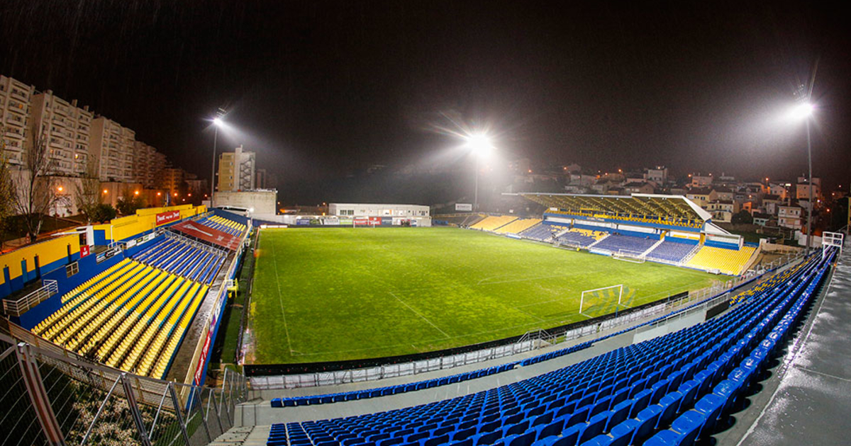 stadion eshtorila ne vyderzhal fanatov portu tribuna edva ne ruhnula isport ua