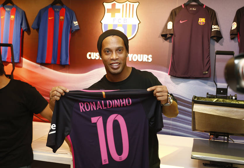 Роналдиньо официально завершил карьеру