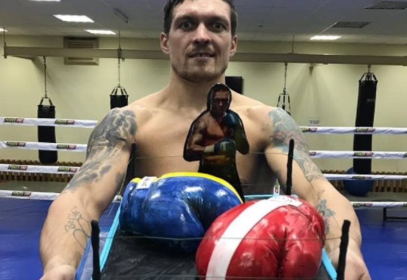 Усик получил в подарок на день рождения оригинальный торт в виде ринга