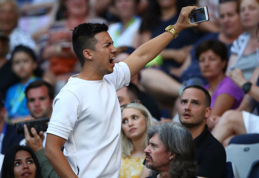Безумный фанат ради яркого селфи видео устроил дикий ор на матче Australian Open Безумный фанат ради яркого селфи видео устроил дикий ор на матче Australian Open