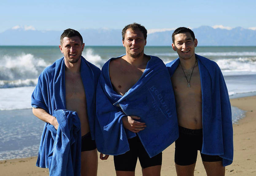 Игроки Шахтера на Крещение искупались в Средиземном море